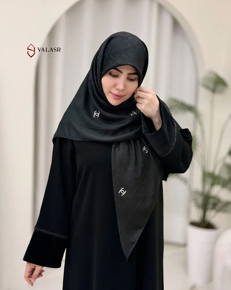 روسری مشکی مجلسی ژاکارد نگین سوارسکی طرح شنل نقره‌ای کد 2002