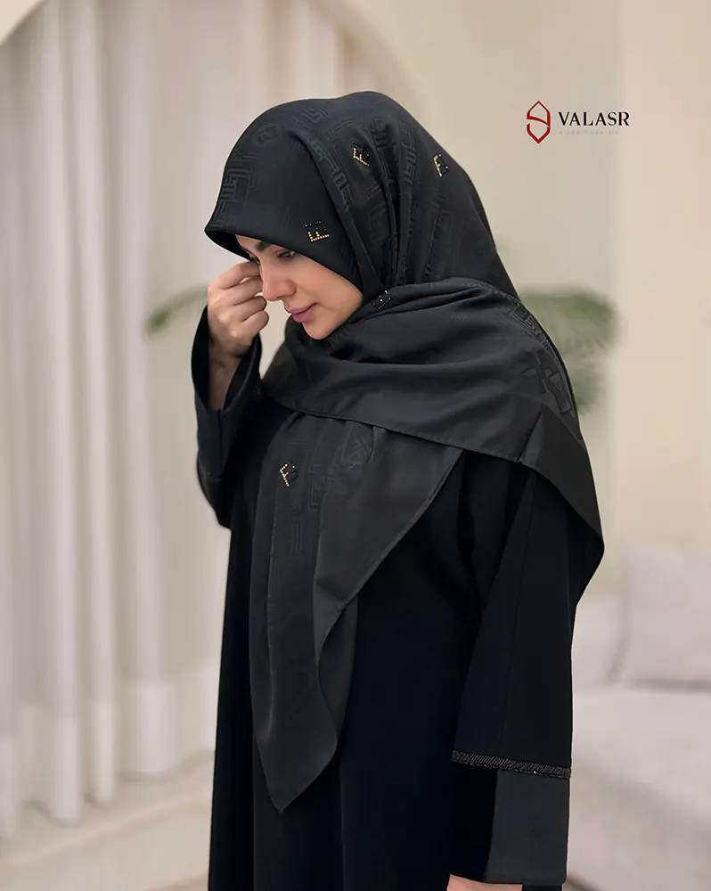 روسری مشکی مجلسی ژاکارد نگین اتریشی طرح فندی طلایی کد 2004