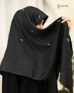 روسری مشکی مجلسی ژاکارد نگین اتریشی طرح فندی نقره‌ای کد 2003