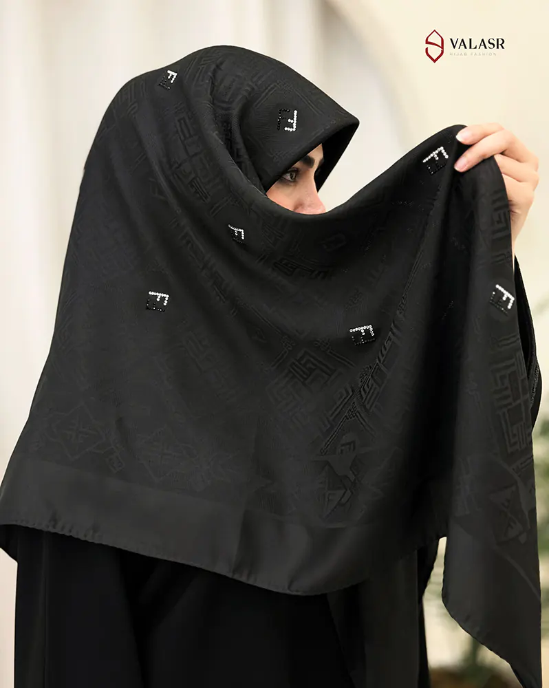 روسری مشکی مجلسی ژاکارد نگین سوارسکی طرح فندی نقره‌ای کد 2003