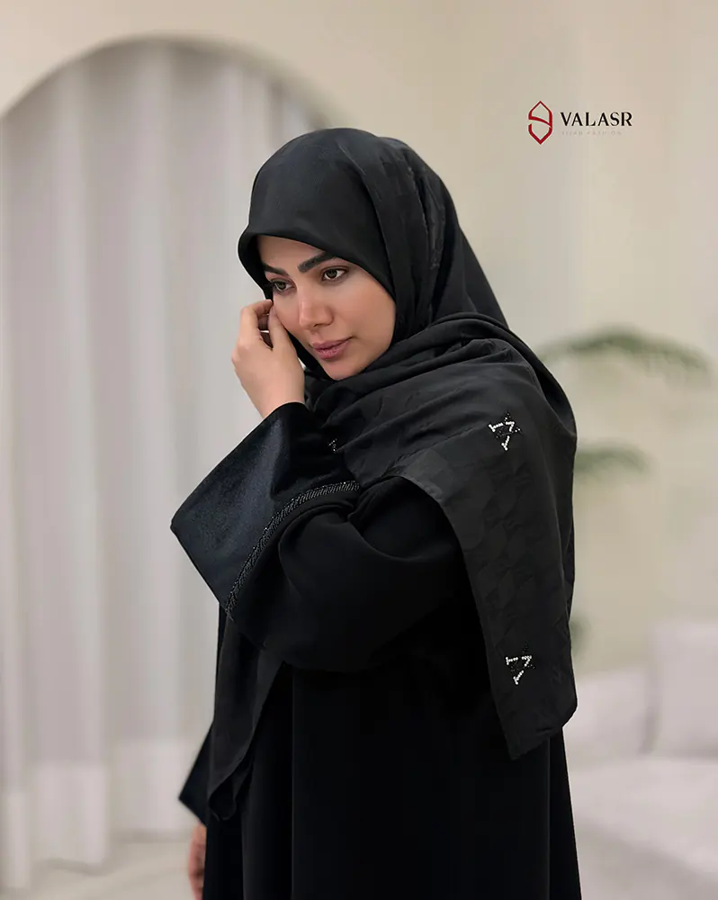 روسری مشکی مجلسی ژاکارد نگین اتریشی طرح V نقره‌ ای کد 2005