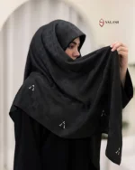 روسری مشکی مجلسی ژاکارد نگین اتریشی طرح V نقره‌ای کد 2005 - 2