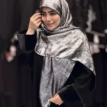 روسری نگین خطی کرپ ابریشم نقره‌ای
