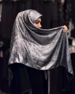 روسری نگین خطی کرپ ابریشم نقره‌ای - تصویر 2